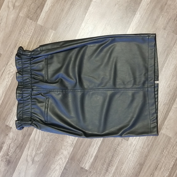 Black pencil skirt - Picture 3 of 4